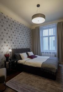 una camera con un grande letto e una finestra di DECO APARTMENT a Riga
