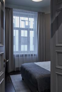 una camera con un letto e una grande finestra di DECO APARTMENT a Riga