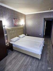 Postel nebo postele na pokoji v ubytování Atlantic Hotel