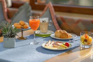 - une table avec des assiettes de nourriture et de boissons dans l'établissement Stadt-gut-Hotel Filderhotel, à Ostfildern