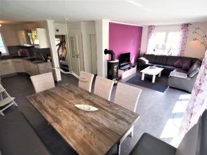a living room with a wooden table and chairs at Freistehende Ferienwohnung in Rerik mit Sauna in Rerik