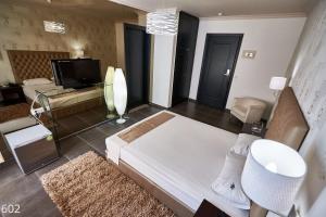 TV a/nebo společenská místnost v ubytování Atlantic Hotel