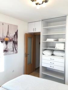 Un dormitorio con una cama y una estantería. en Casa Blanca, en Nyíregyháza 41 fotos más