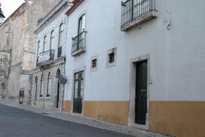 um edifício branco com varandas ao lado de uma rua em Casa do Arco, Santarém em Santarém