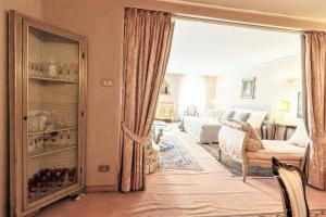 a living room with a couch and a bed in a room at Apartment Rigoletto San Marco Square in Venice