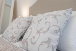 2 cuscini bianchi posti su un letto di Mercatale Apartment a Prato