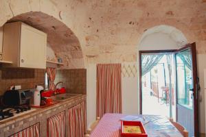 Kuchyň nebo kuchyňský kout v ubytování Trulli Borgo Lamie + 28 fotografií