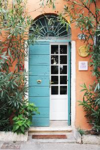 una porta blu e bianca in un edificio di La Casetta di Alvaro a Domegliara