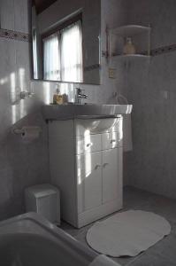 Noriega的住宿－El bordón de Noriega，一间带水槽、浴缸和卫生间的浴室