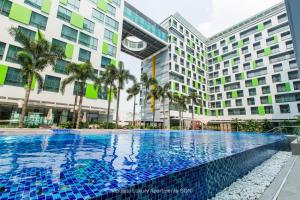 una piscina frente a un edificio en Republic Suites Ho Chi Minh City, en Ho Chi Minh