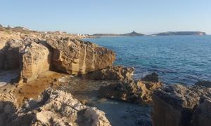 un grupo de rocas en la orilla del océano en Casa Dancardi en Càbras