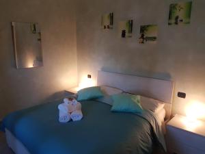 A bed or beds in a room at Piccolo Poggio Apartments