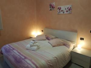 A bed or beds in a room at Piccolo Poggio Apartments