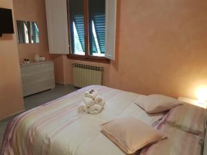 A bed or beds in a room at Piccolo Poggio Apartments