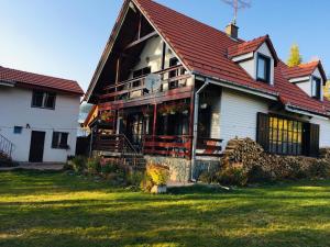 una casa grande con techo rojo en Vila Lucia, en Colibiţa