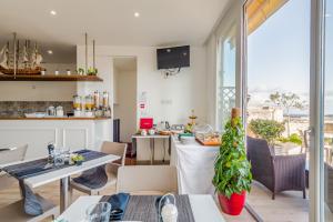 een keuken en een woonkamer met een tafel en stoelen bij Tano's Boutique Guesthouse in Valletta