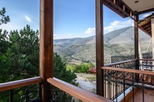 una vista dal balcone di una cabina di Hotel Siatista a Siátista