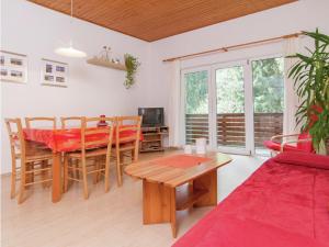 comedor con mesa y sillas en Holiday home in the Gro breitenbach, en Altenfeld