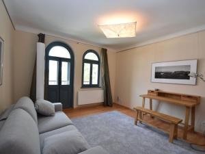 ein Wohnzimmer mit einem Sofa und einem Tisch in der Unterkunft Holiday home with terrace in Eisenach