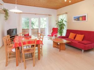 uma sala de estar com um sofá vermelho e uma mesa em Holiday home in the Gro breitenbach em Altenfeld