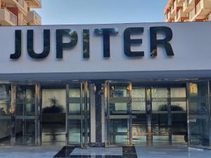 un cartello di Giove sulla parte anteriore di un edificio di Jupiter Estudio a Benalmádena