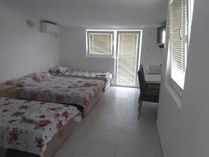 Кровать или кровати в номере Apartments Dragan