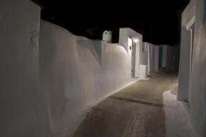 カルテラドスにあるIl Melograno Traditional Cave Houseの白壁と扉の暗い路地