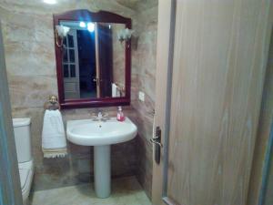 Koupelna v ubytování Casa Rural La Infanta + 19 fotografií