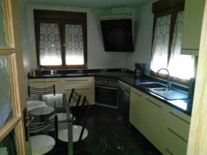 Kuchyň nebo kuchyňský kout v ubytování Casa Rural La Infanta