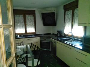 Kuchyň nebo kuchyňský kout v ubytování Casa Rural La Infanta