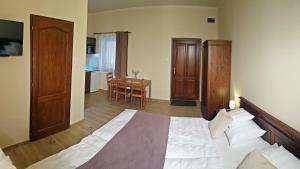 A bed or beds in a room at Toscana Apartman
