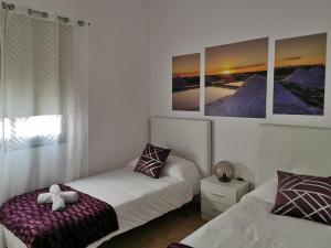 1 dormitorio con 2 camas individuales y ventana en La Terraza de Juana, en Santa Cruz de la Palma