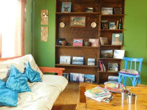 uma sala de estar com um sofá e uma mesa em Hostal Schilling em El Calafate