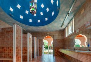 a bathroom with a ceiling with stars on it at Camping El Palmar in El Palmar