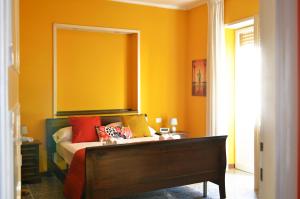 ローマにあるEdo House Monteverdeの黄色の部屋(ソファ、枕付)