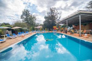 Bazén v ubytování Falcon Heights Hotel nebo v jeho okolí
