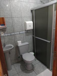y baño con aseo, lavabo y ducha. en Pousada Do Siri, en Ilha do Mel