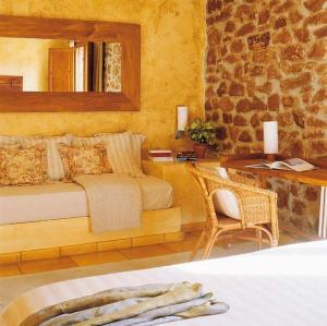 - une chambre avec un lit, une table et une chaise dans l'établissement El Jardín Vertical, à Vilafamés