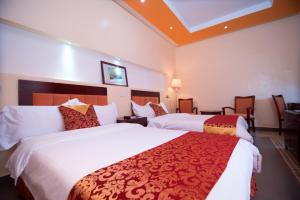 Een bed of bedden in een kamer bij Falcon heights Hotel