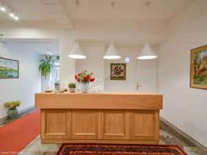 un mostrador de madera en una habitación con flores. en Dom Wczasowy Sokolica, en Krynica-Zdrój