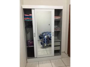 um armário de medicamentos com um espelho num armário em Próximo à ACISP, APM, PUC e UFRGS em Porto Alegre