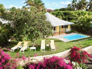 Bazén v ubytování Villa Guadeloupe Saint François Accès Mer Piscine IGUANA BAY - Villa Zagadi nebo v jeho okolí