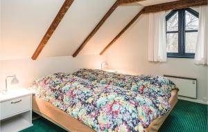a bedroom with a bed and a window at Gorgeous Home In Vordingborg With Wifi in Vordingborg