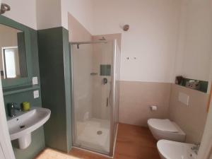 A bathroom at B&B Mimosa e Lillà