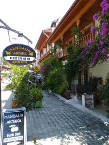 una calle con un cartel delante de un edificio en MANDALİN AKYAKA, en Akyaka