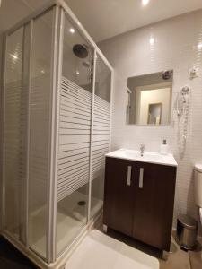 a bathroom with a shower and a sink at Casa Cachita 2-Confortable Estudio a pie de playa in Estepona