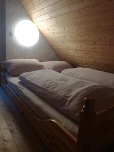 Cama en habitación con luz en el techo en Ferienhaus in Rumke en Bippen