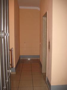 een hal met een tegelvloer en een open deur bij Mansardina di Piazzale Garibaldi in Brescia