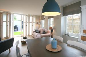 a living room with a table and a couch at Zuidstraat 3a - baddomburg in Domburg
