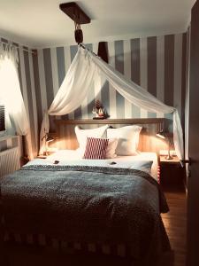 Postel nebo postele na pokoji v ubytování Der LeuchtTurm-Gastro GmbH